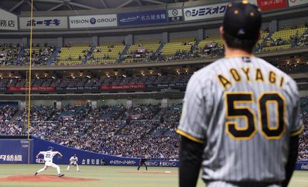 　青柳（右）が見る中で力投する大野雄＝５月６日