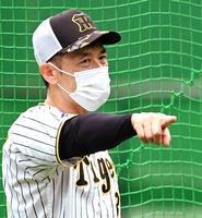 　練習を見る矢野監督