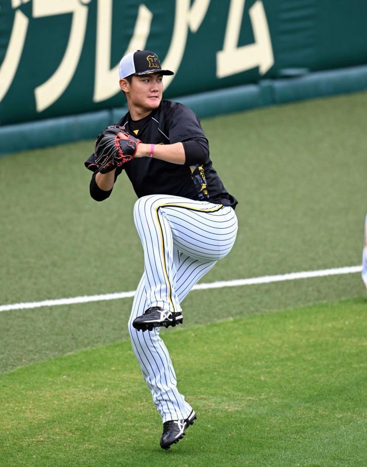 　キャッチボールする西純（撮影・山口登）