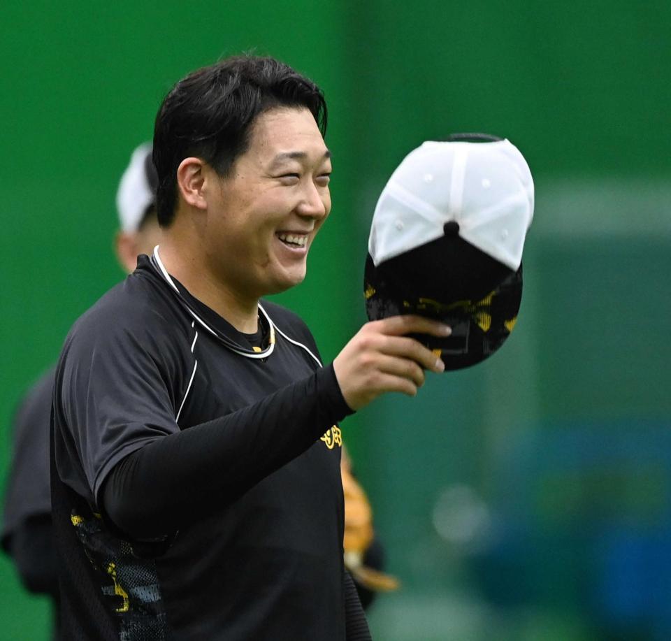 　ノックを終え笑顔を見せる大山（撮影・田中太一）