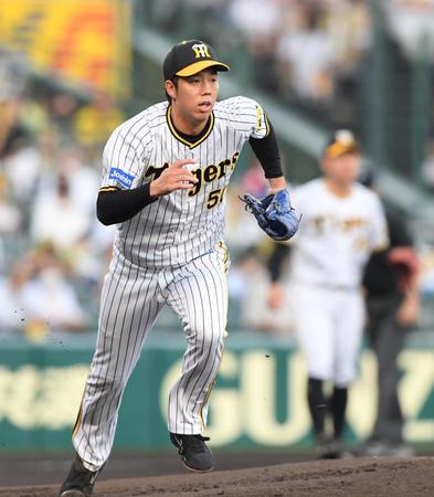 　１回、森を打ち取りベースカバーに走る青柳（撮影・田中太一）