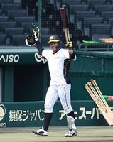 　グラウンドにバースデーソングが流れ、笑顔で手を上げる梅野（撮影・飯室逸平）