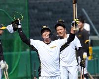 　場内からバースディーソングが流れ、ナインから祝福される梅野は両手を上げる（撮影・田中太一）