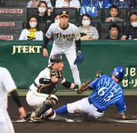 　１回、先制点を許す青柳（撮影・飯室逸平）