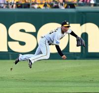 　１回、島田は牧の飛球を捕球し本塁へ送球する（撮影・山口登）