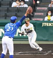 　１回、中前打を放つ島田（撮影・飯室逸平）