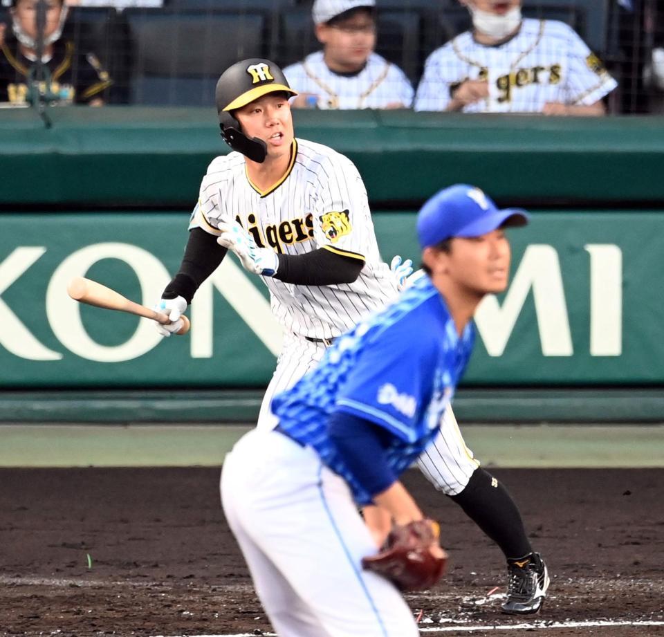 １回、逆転の２点タイムリーを放つ糸原（撮影・飯室逸平）