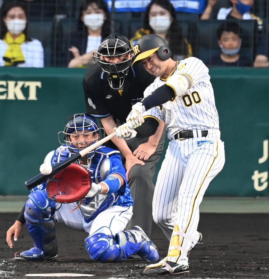 　１回、走者一掃の２点タイムリー二塁打を放つ山本（撮影・飯室逸平）