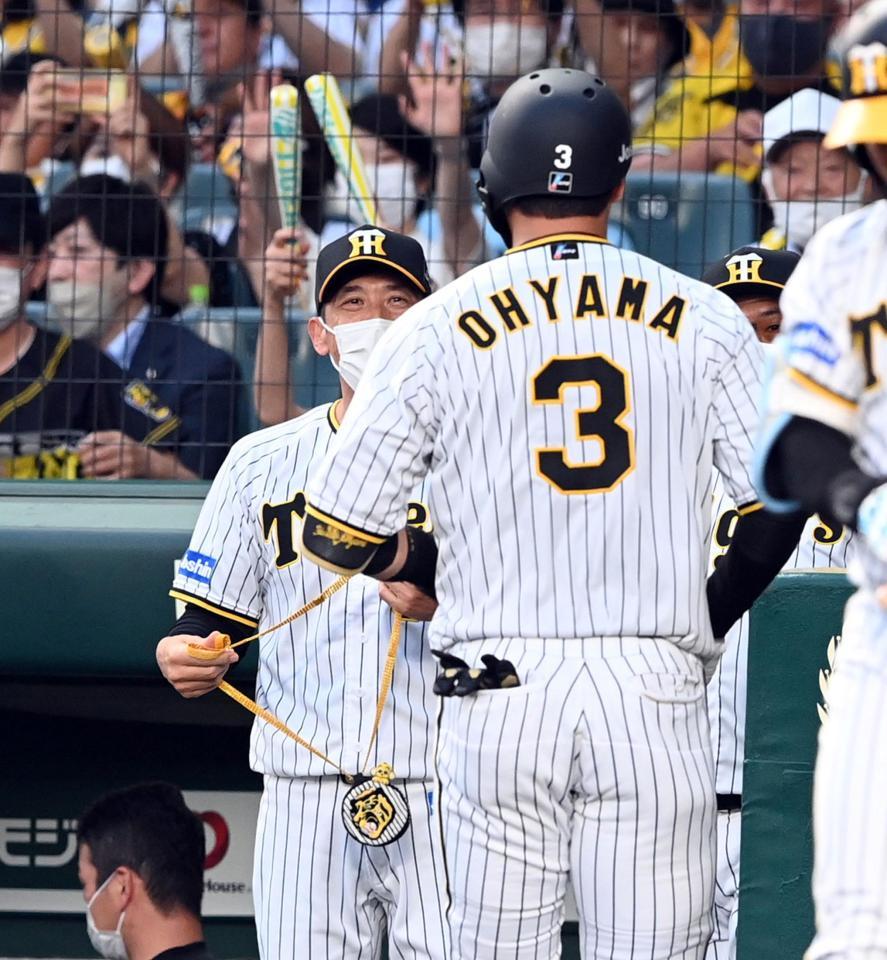 　３回、矢野監督はソロを放った大山を迎える（撮影・山口登）