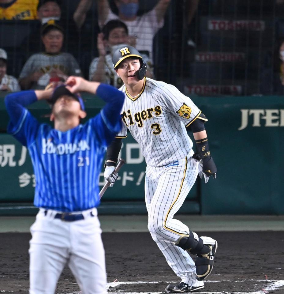 　６回、今永から２打席連続となる１６号ソロを放つ大山（撮影・飯室逸平）