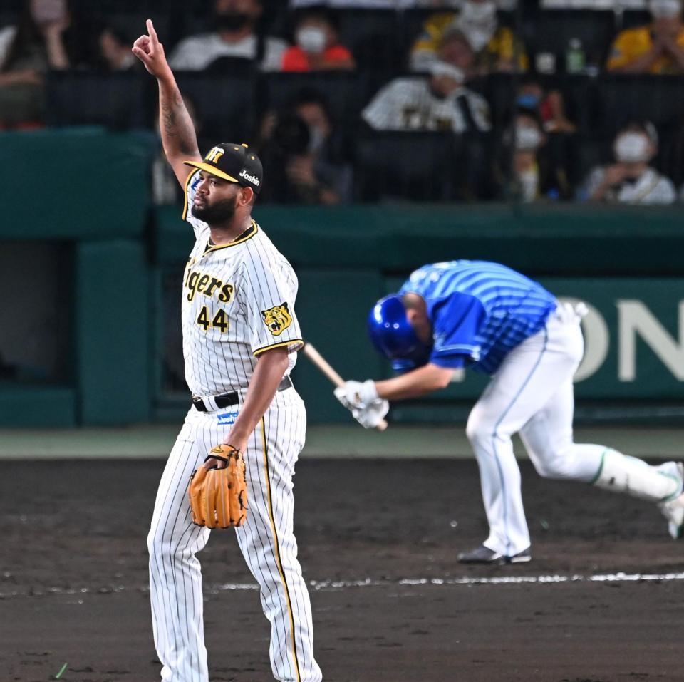 　９回、佐野を二飛に斬るアルカンタラ（撮影・飯室逸平）