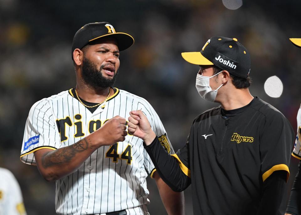 　最後を締めたアルカンタラは青柳とタッチを交わす（撮影・田中太一）