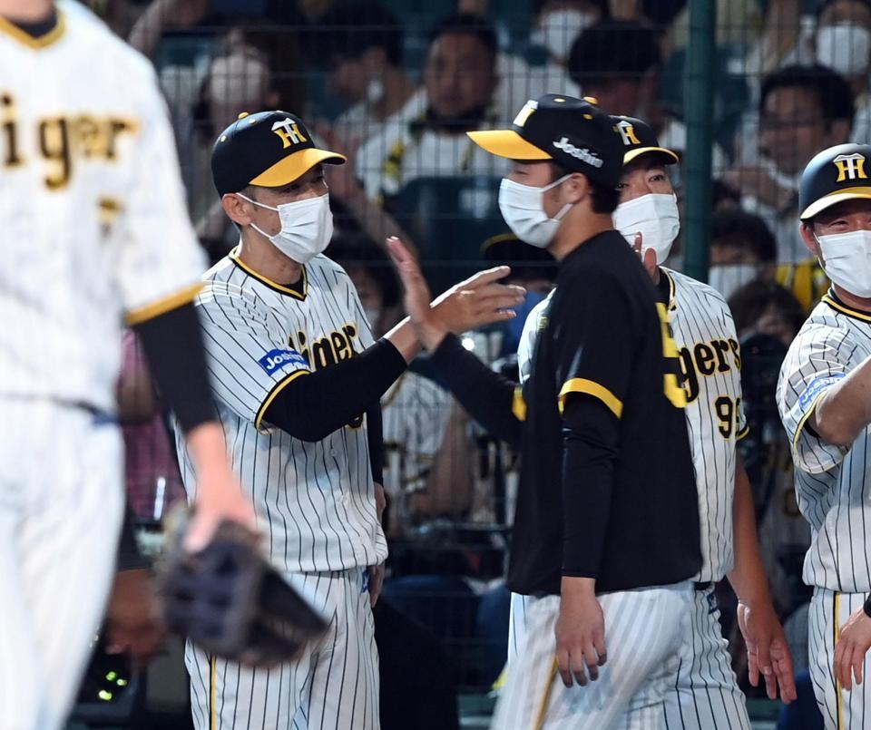 　ＤｅＮＡに勝利し、矢野監督は青柳を祝福する（撮影・山口登）