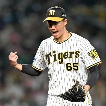 　８回、森を三振に仕留め、グラブをたたく湯浅（撮影・田中太一）