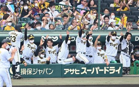 １回、佐藤輝の逆転二塁打に沸く阪神ナイン（撮影・飯室逸平）