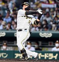 　３回、大山は左越えにソロを放つ（撮影・山口登）