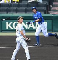 １回、大田に先制ソロを浴びる伊藤将（撮影・飯室逸平）