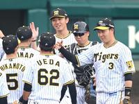 勝利のハイタッチを交わす伊藤将ら阪神ナイン（撮影・飯室逸平）