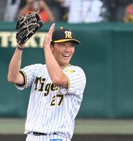 勝利の瞬間、手を叩いて喜ぶ伊藤将（撮影・飯室逸平）