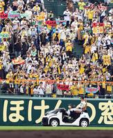 リリーフカーに乗りファンの声援に応える佐藤輝（撮影・山口登）