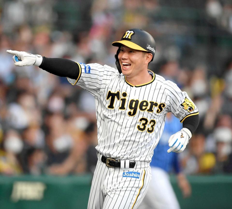 　１回、山本の適時打で生還した糸原は喜びながらベンチへ向かう（撮影・田中太一）