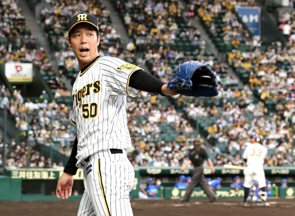 　１回、味方打線がチャンスとなり、喜ぶ青柳（撮影・田中太一）