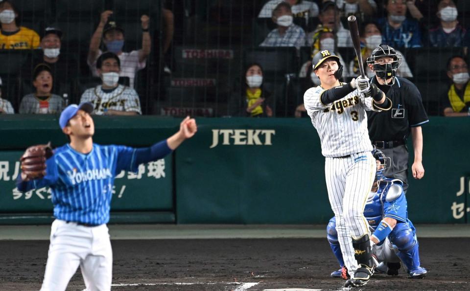 　６回、今永から２打席連続となる１６号ソロを放つ大山（撮影・飯室逸平）