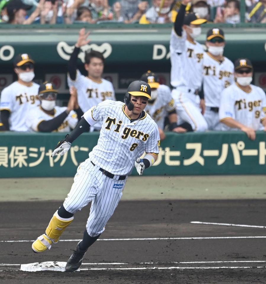 １回、２点タイムリー二塁打を放ち、二塁へ向かう佐藤輝（撮影・飯室逸平）