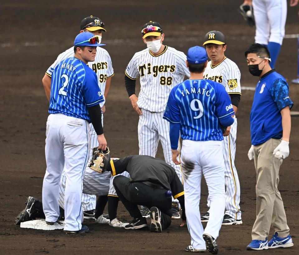 熊谷を心配する矢野監督ら（撮影・飯室逸平）