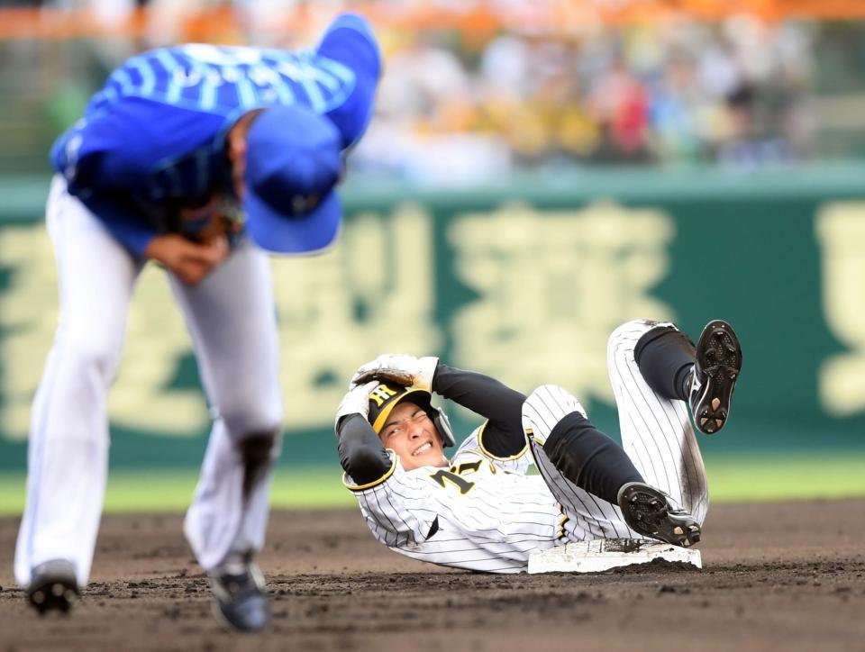 ８回、二盗を試みる熊谷は大和に頭部へタッチされもん絶する（撮影・田中太一）