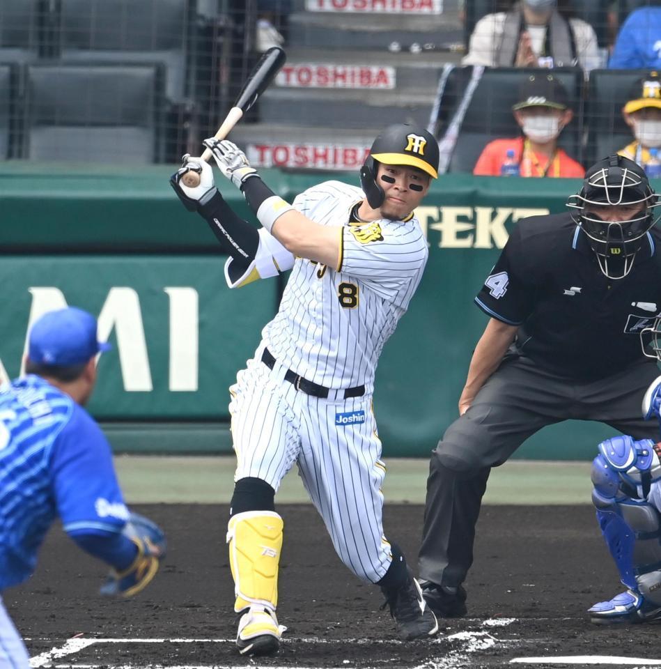 １回、２点タイムリー二塁打を放つ佐藤輝（撮影・飯室逸平）