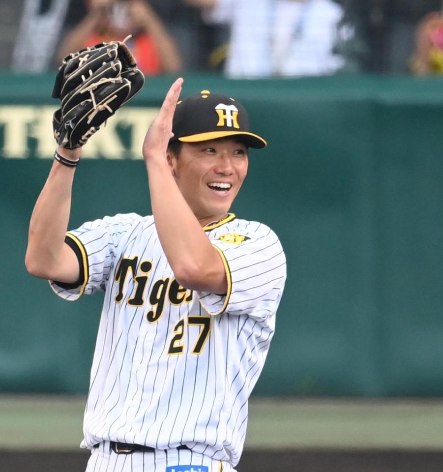 勝利の瞬間、手を叩いて喜ぶ伊藤将（撮影・飯室逸平）