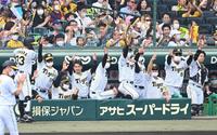 　１回、佐藤輝の逆転二塁打に沸く阪神ナイン