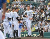 　８回途中、降板を告げられ、悔しがる湯浅（右から２人目）＝撮影・高部洋祐