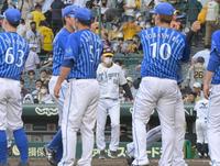 　勝利のタッチを交わすＤｅＮＡナインを前に、グラウンドへ整列に向かう矢野監督（中央）＝撮影・高部洋祐