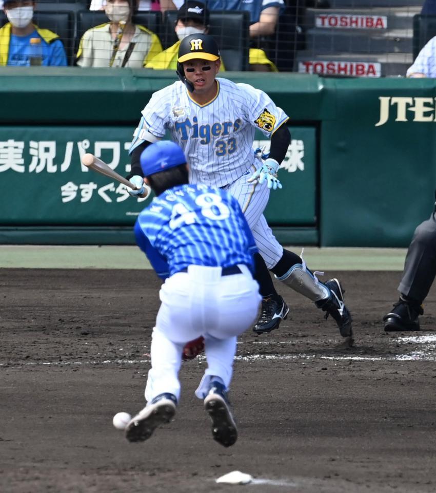 ２回、京山を強襲する打球を放ち、野選を誘う糸原（撮影・飯室逸平）