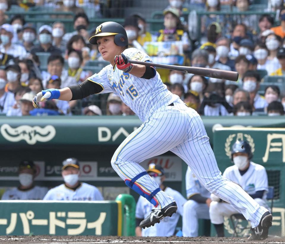 ２回、先制の２点適時二塁打を放つ西純（撮影・高部洋祐）