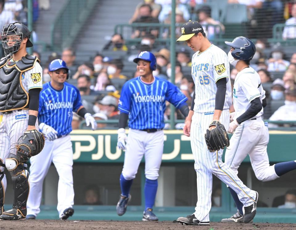 　８回、神里に勝ち越しの２点打を許し、桑原と宮崎の生還を許す湯浅（撮影・高部洋祐）