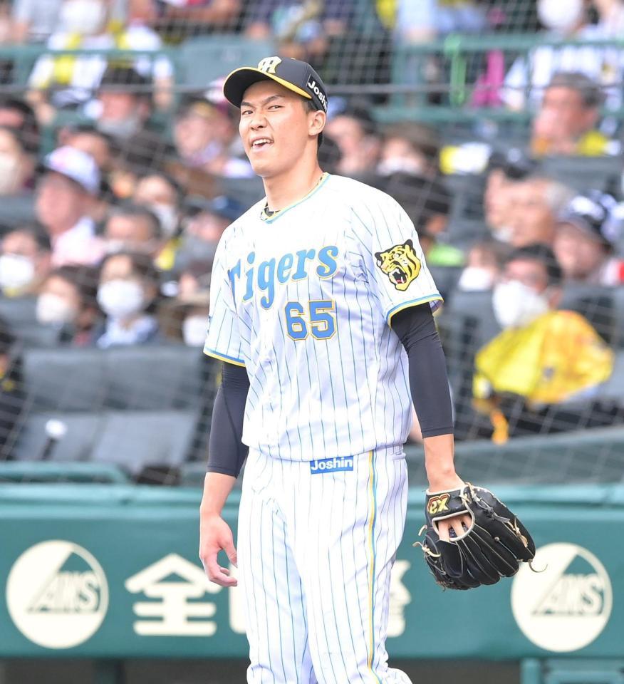 　８回、神里に勝ち越しの２点打を許し、悔しがる湯浅（撮影・高部洋祐）