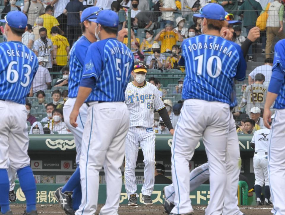 　勝利のタッチを交わすＤｅＮＡナインを前に、グラウンドへ整列に向かう矢野監督（中央）＝撮影・高部洋祐