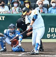 　２回、先制の２点二塁打を放つ西純