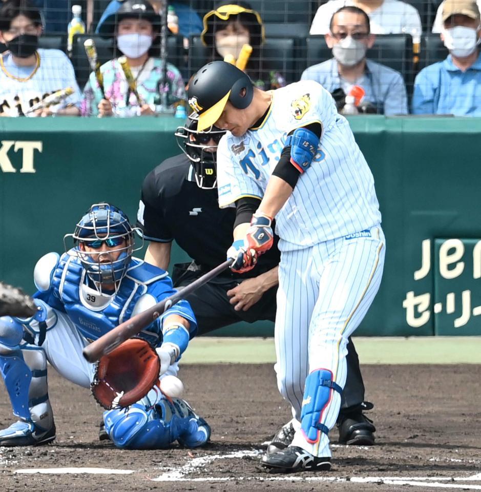 　２回、先制の２点二塁打を放つ西純