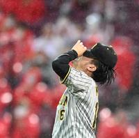 　５回、カープ打線につかまり、悔しそうに天を仰ぐ西勇（撮影・飯室逸平）