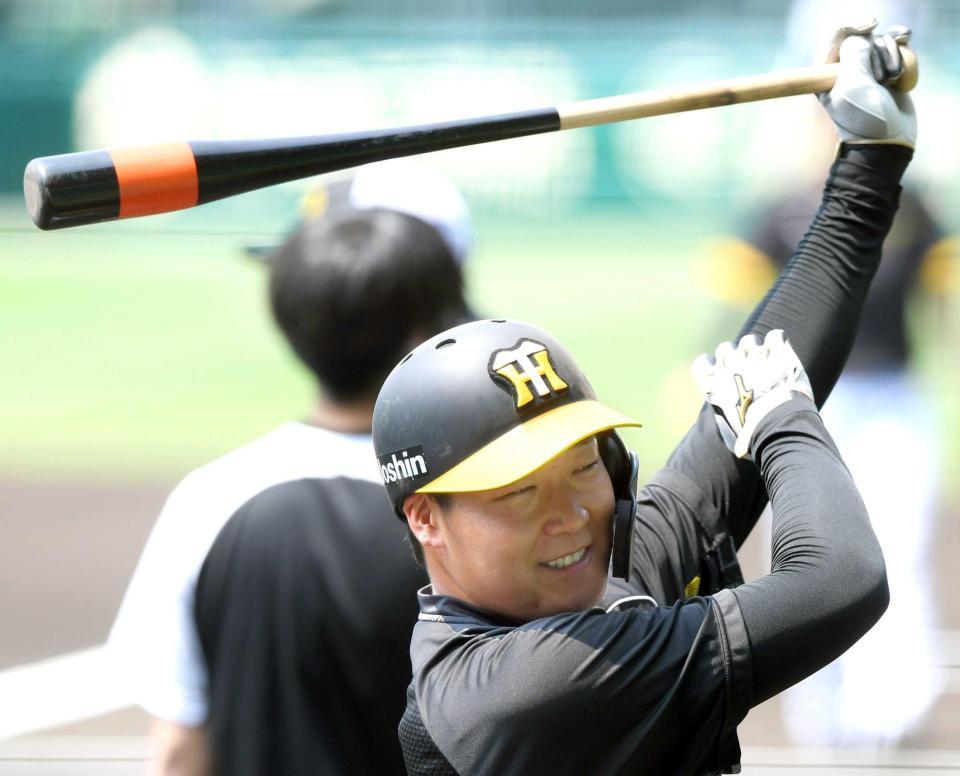 　キレダスバットを使ってティー打撃をする大山