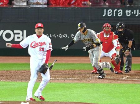 　９回、大山は中前に適時打を放つ（投手・栗林、捕手・会沢）