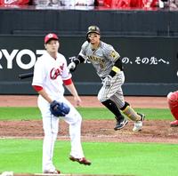 　４回、佐藤輝は中飛に倒れる（投手・床田）＝撮影・山口登