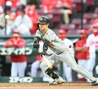 　４回、送りバントを失敗する中野（撮影・飯室逸平）