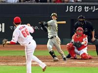 　５回、中野は左前打を放つ（撮影・山口登）