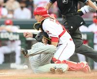 　３回、中野は会沢と交錯しながらも同点のホームイン（撮影・飯室逸平）