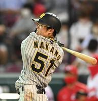 　５回、左前打を放つ中野（撮影・飯室逸平）